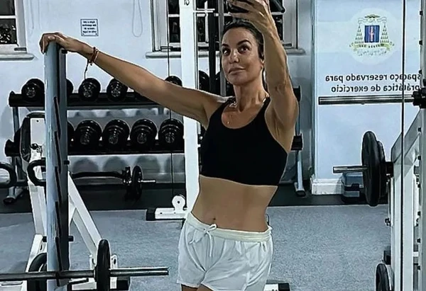 Ivete Sangalo exibe braços definidos e pernões torneados na academia por Reprodução/Instagram