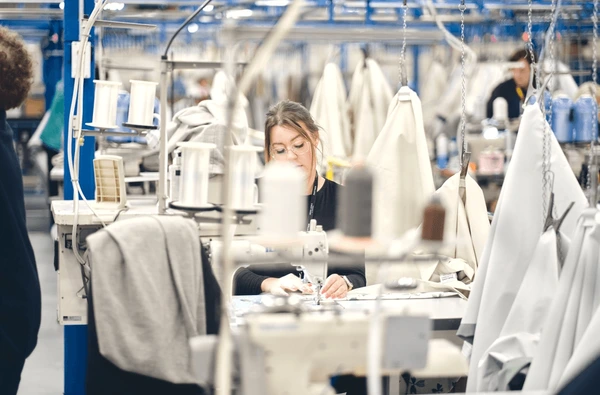 Conheça todo o processo produtivo: Desde cedo, Ortega aprendeu a importância de entender cada etapa da cadeia de produção. Essa visão permitiu cortar intermediários e manter preços competitivos sem perder velocidade na entrega de novas coleções. por Shutterstock