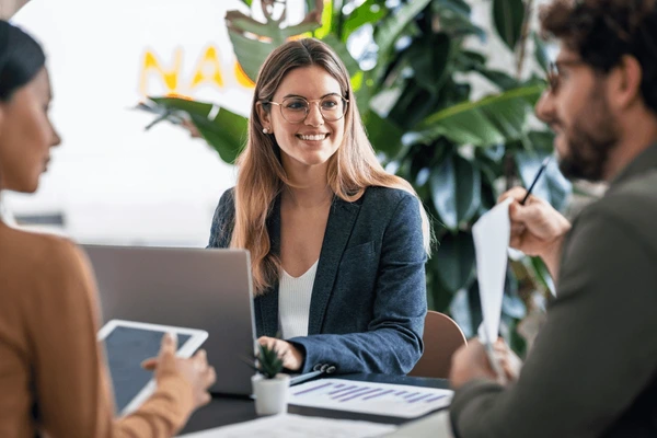 Estimule o debate interno: O fundador sempre valorizou a troca de ideias dentro da empresa. Antes de decidir, ouvia diferentes opiniões e incentivava a liberdade de expressão, criando um ambiente onde discutir e testar propostas era parte essencial da gestão.

 por Shutterstock