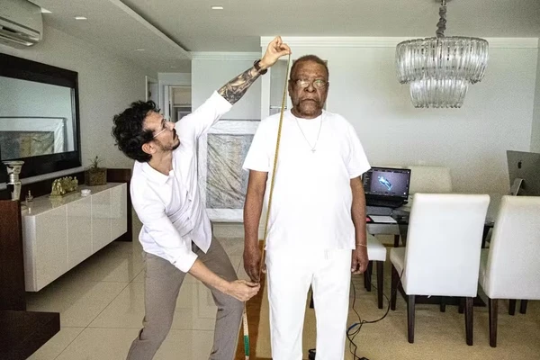 Martinho da Vila em medição para produção de estátua