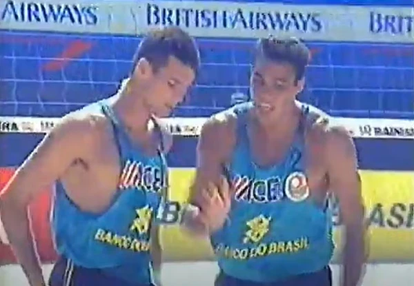 Paulão e Paulo Emílio durante partida de vôlei de praia, em 1992 por Reprodução/TV Globo