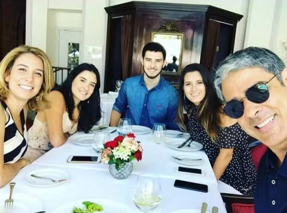 William Bonner com os filhos, Vinícius, Laura e Beatriz, e sua atual esposa, Natasha Dantas por Reprodução/Redes Sociais 