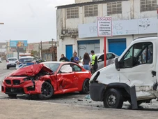 Imagem - BMW bate em caminhão em avenida da orla da Boca do Rio