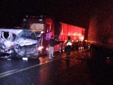 Imagem - Mulher morre e seis ficam feridos em acidente entre ambulância, carro e três caminhões na Bahia