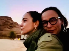 Imagem - Alice Braga surge em clima romântico com a namorada em viagem pela Itália: 'Pausa na vida'