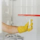 Imagem - Truque caseiro elimina sujeira do box do chuveiro em 1 minuto usando produto de cozinha
