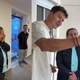 Imagem - Rodrigo Faro surpreende funcionária que trabalha com a família há mais de 15 anos com presente