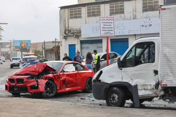 Acidente foi registrado na Avenida Octávio Mangabeira