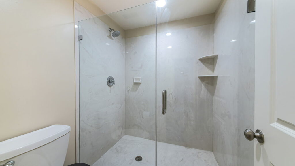 O detergente de cozinha também é uma opção prática e acessível para quem não tem vinagre em casa. Basta diluir um pouco do produto em água, molhar uma esponja macia ou um pano e esfregar no vidro. por Shutterstock