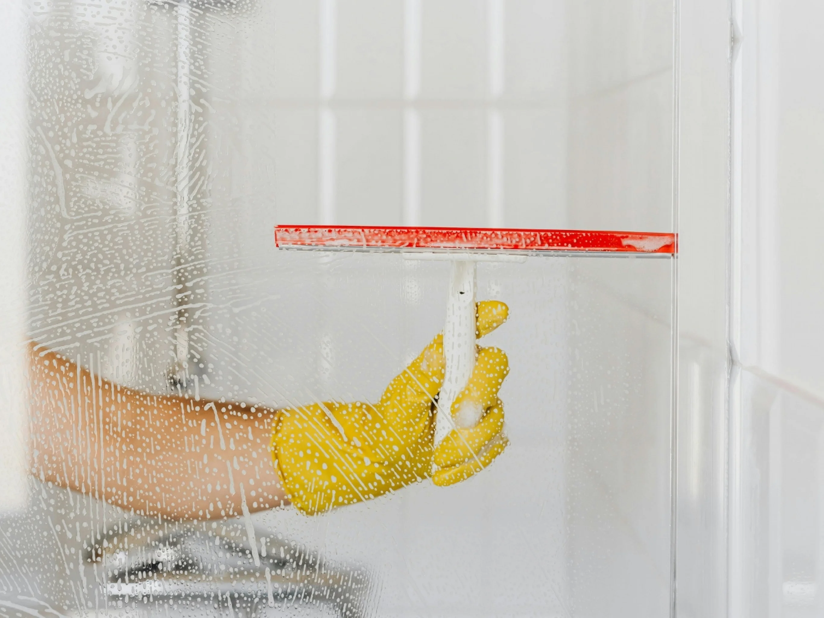 Se o vinagre sozinho já garante bons resultados, imagine combinado com o sal. Esse ingrediente tem um leve efeito abrasivo, semelhante a uma esfoliação, o que ajuda a retirar a sujeira mais impregnada por Shutterstock