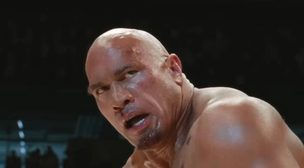 Cena do filme mostra The Rock como Mark Kerr, lutador que foi campeão peso-pesado no UFC por Reprodução/YouTube