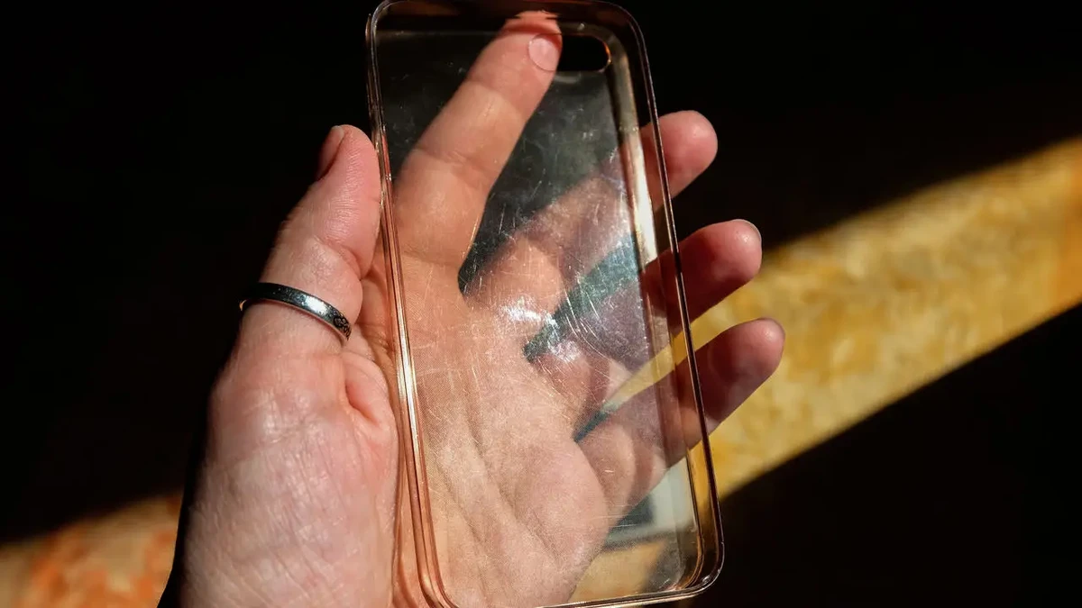 Como limpar sua capinha de celular por Reprodução