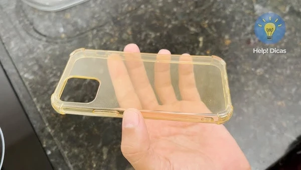 Como limpar sua capinha de celular por Reprodução
