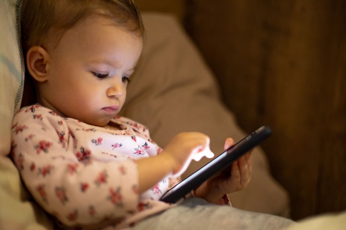 A exposição precoce às telas pode prejudicar o desenvolvimento infantil (Imagem: Anna Nass | Shutterstock)
