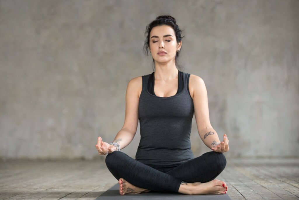 [Edicase]A postura “Sukhasana” melhora a energia sexual (Imagem: fizkes | Shutterstock) por Imagem: fizkes | Shutterstock