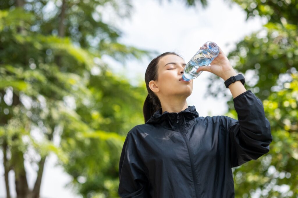 É fundamental ter sempre uma garrafa de água por perto para manter a hidratação em dia (Imagem: GBJSTOCK | Shutterstock)