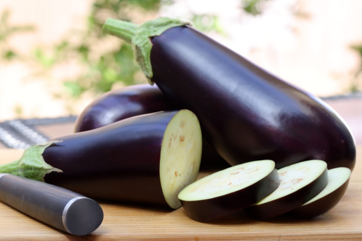 Funcional, a berinjela cabe em qualquer dieta e enriquece o valor nutricional das refeições (Imagem: Vandelay Industries | Shutterstock)