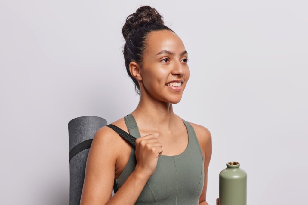 O penteado sleek bun funciona para cabelos de qualquer curvatura e é perfeito para os treinos (Imagem: Wayhome Studio | Shutterstock)