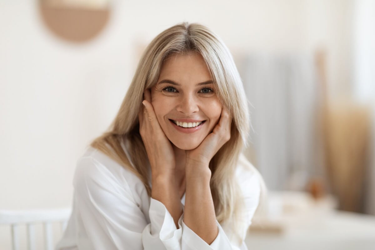 Os cuidados com a pele devem ser intensificados na perimenopausa (Imagem: Prostock-studio | Shutterstock)