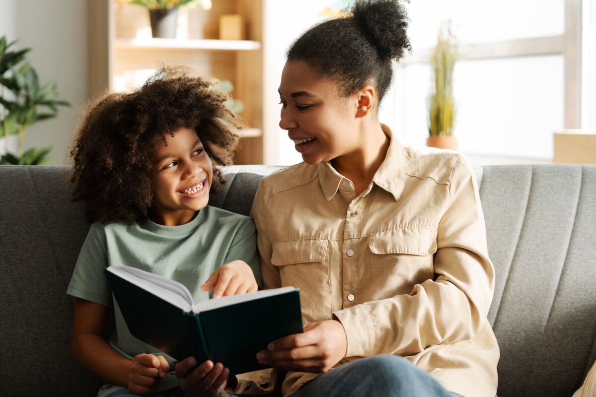 Os livros ajudam as crianças a compreenderem suas emoções e a encontrarem maneiras de se expressar (Imagem: AYO Production | Shutterstock)
