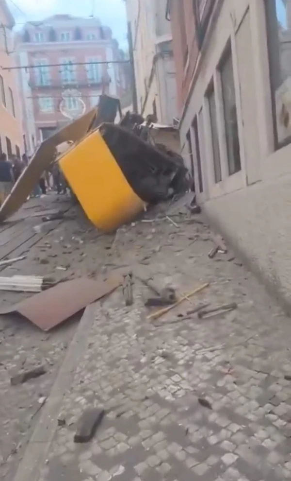 Elevador da Glória descarrila e vai parar em calçada