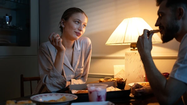 Entenda por que jantar tarde atrapalha digestão, sono e até a queima de calorias