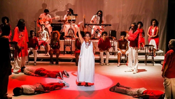 Espetáculo Erê, do Bando de Teatro Olodum
