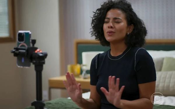 Fátima (Bella Campos) gravou vídeo para os seguidores