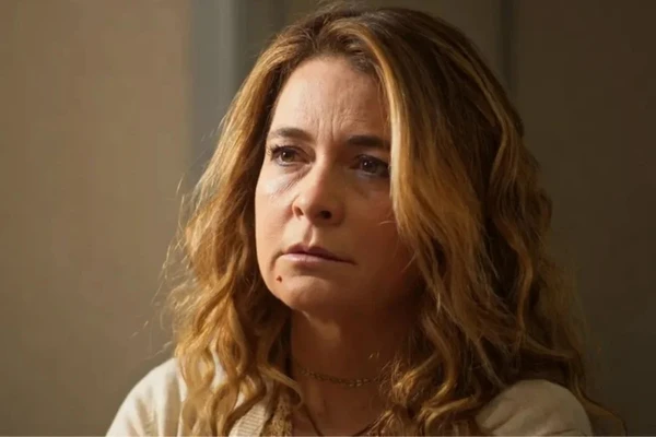 Filipa (Claudia Abel) vai tentar se jogar da janela em "Dona de Mim" por Reprodução / Globo