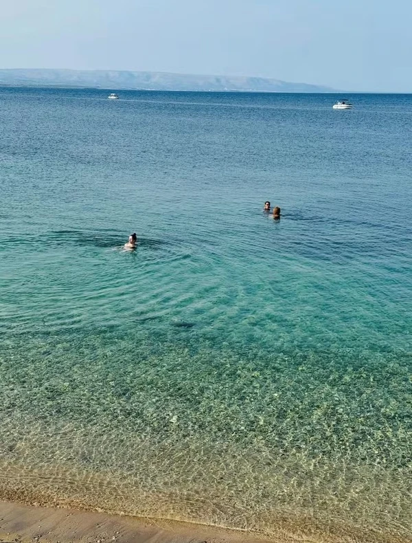 Namorada de Alice Braga abre fotos de viagem com a atriz no mar da Sicília  por Reprodução/Instagram