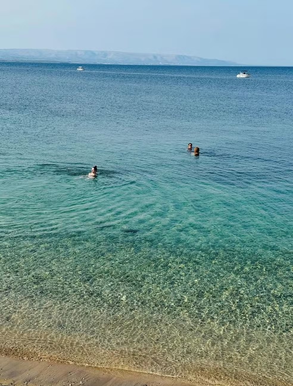 Namorada de Alice Braga abre fotos de viagem com a atriz no mar da Sicília  por Reprodução/Instagram