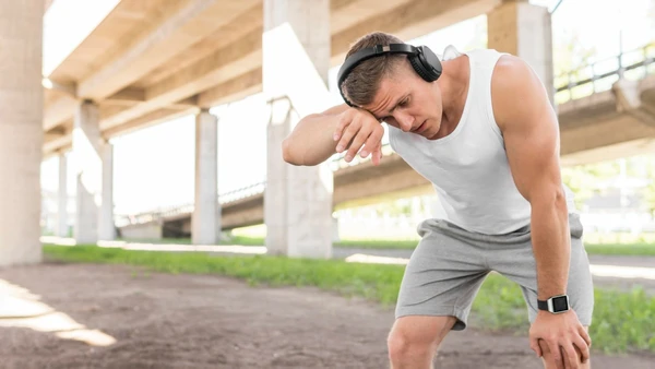 Saiba como reconhecer, evitar e aliviar a dor de facão durante os treinos de corrida