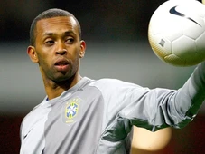Imagem - Ex-goleiro do Brasil acusado de violência doméstica é detido com arma furtada