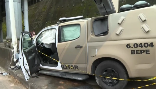 Acidente deixa três policiais militares feridos na Av. Gal Costa por Reprodução/TV Bahia