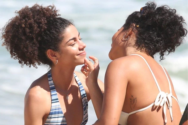 Atrizes foram vistas juntas em praia 
