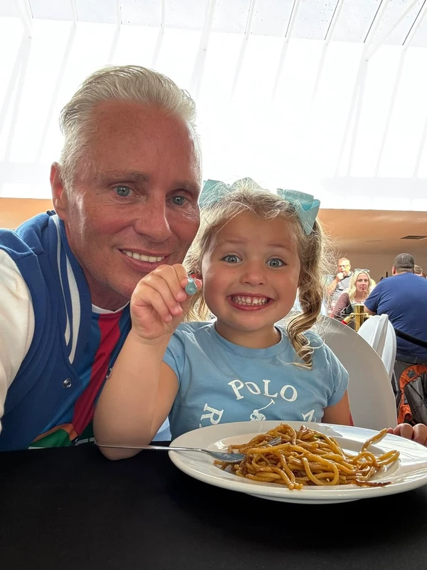Barrie Dewitt-Barlow e a filha por Reprodução/Instagram
