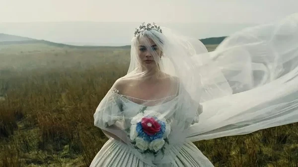 Catherine (Margot Robbie) no trailer do filme ’O Morro dos Ventos Uivantes’ por Divulgação