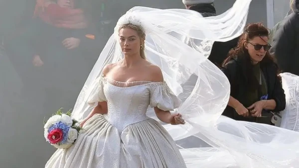 Catherine (Margot Robbie) no trailer do filme ’O Morro dos Ventos Uivantes’ por Reprodução/X