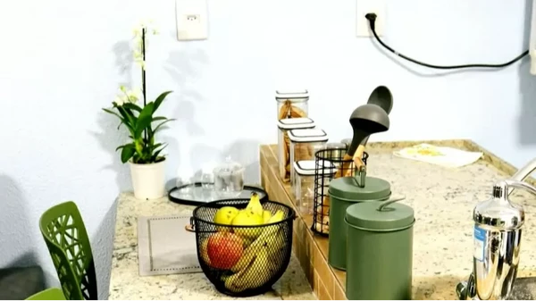Cozinha da casa de Marcos Oliveira no Retiro dos Artistas por Reprodução/Instagram/@phlivera