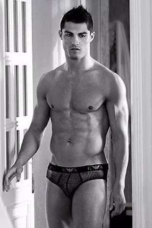 Cristiano Ronaldo posa para a Armani por Reprodução