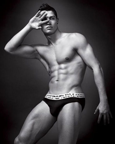 Cristiano Ronaldo posa para a Armani por Reprodução