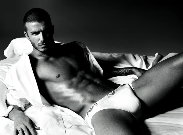 David Beckham posa para a Emporio Armani por Reprodução