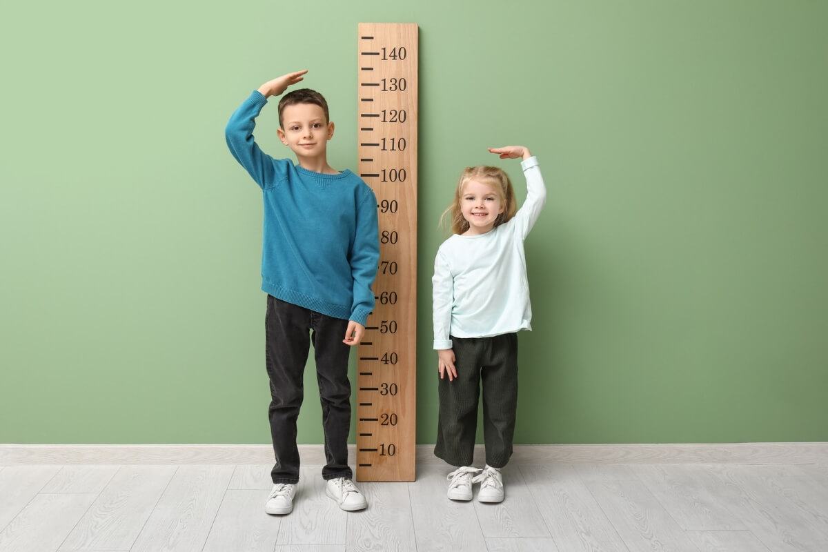 Crescimento anormal pode indicar problemas de baixa estatura que nem sempre estão relacionados à genética (Imagem: Pixel-Shot | Shutterstock)