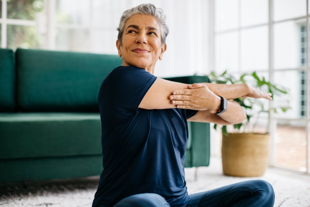 Os exercícios de mobilidade melhoram a qualidade de vida (Imagem: JLco Julia Amaral | Shutterstock)