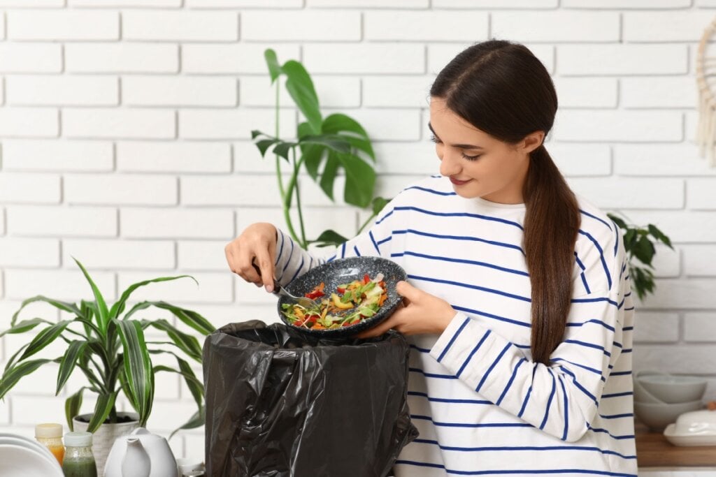 Separar o lixo orgânico e rejeitos de materiais recicláveis é essencial para evitar contaminações (Imagem: Pixel-Shot | Shutterstock)