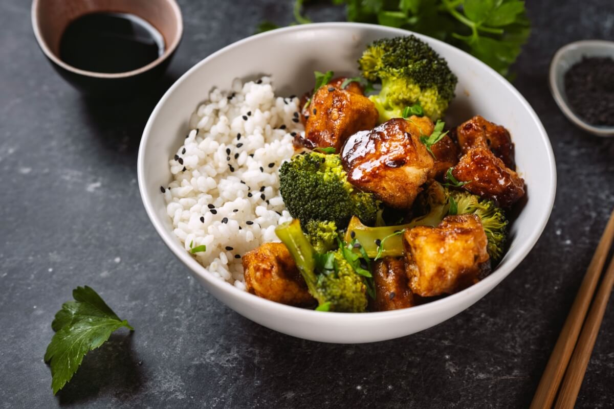 Tofu grelhado com brócolis ao molho asiático (Imagem: Kattecat | Shutterstock)