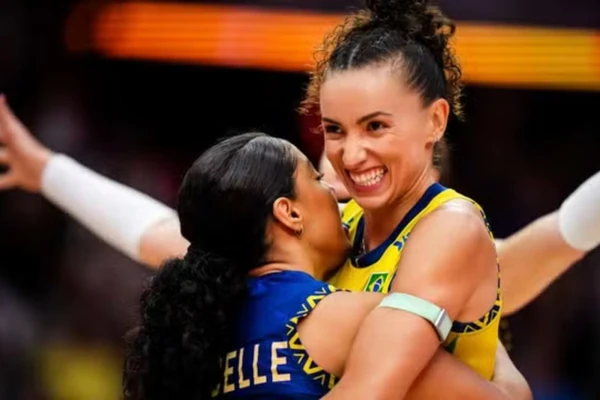 Gabi e Marcelle comemoram vitória do Brasil 