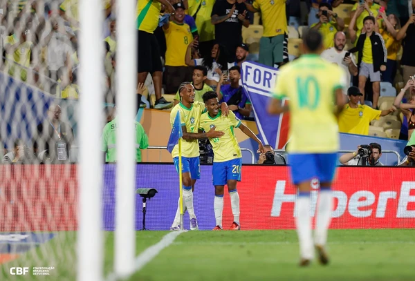 João Pedro e Estêvão comemoram o gol da Seleção Brasileira