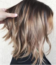 Midi com mechas balayage por Reprodução