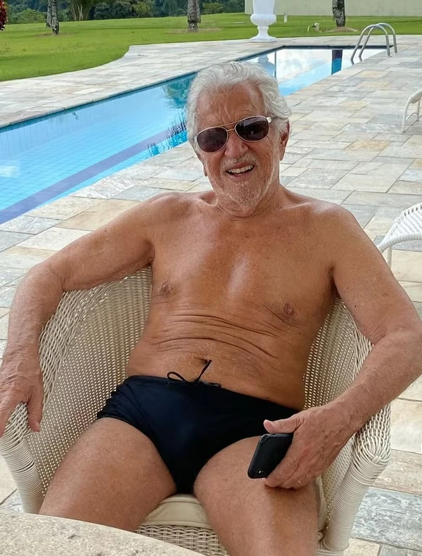 Mulher de Carlos Alberto de Nóbrega posta foto do marido de sunga por Reprodução